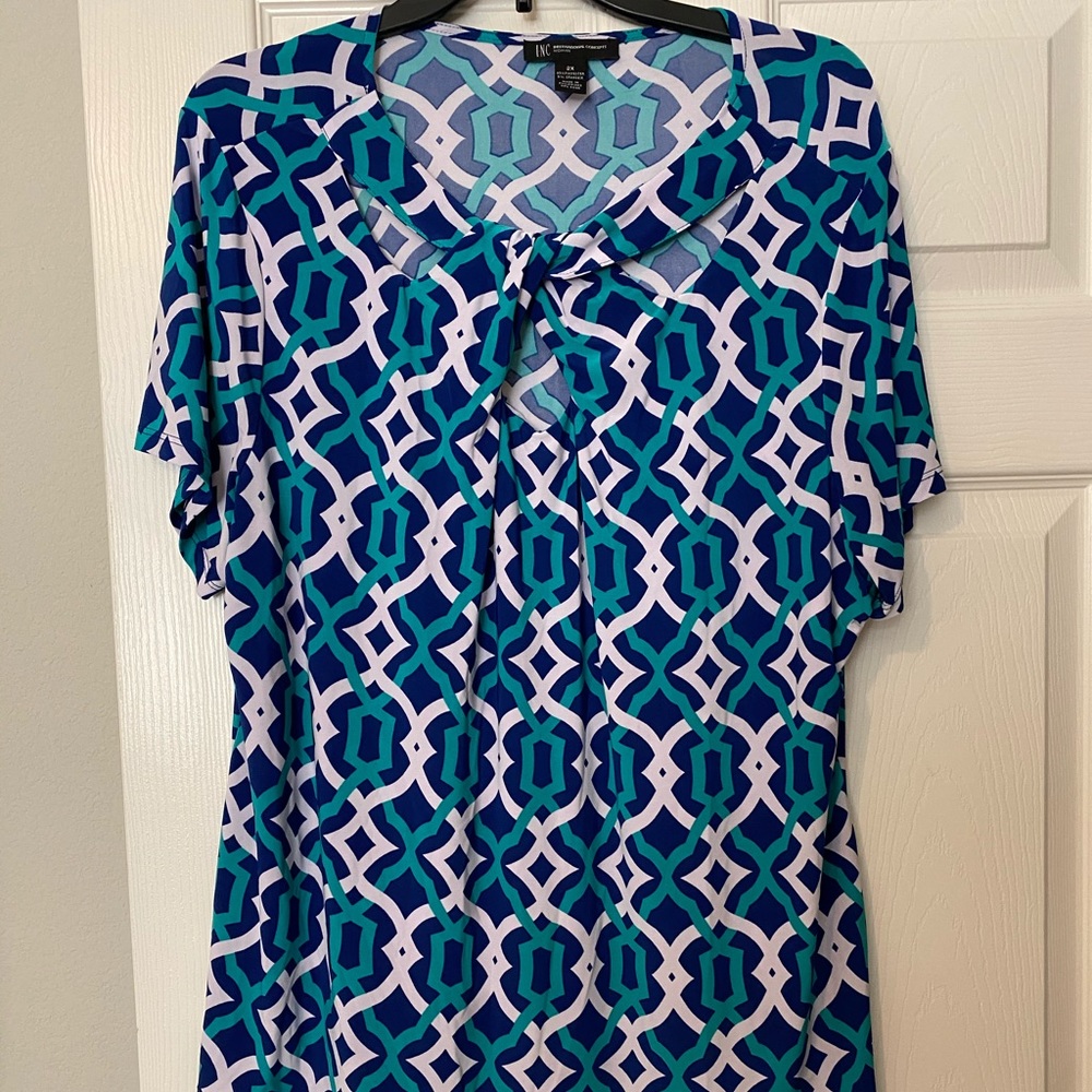 Pretty, vibrant Alfani top size 2X